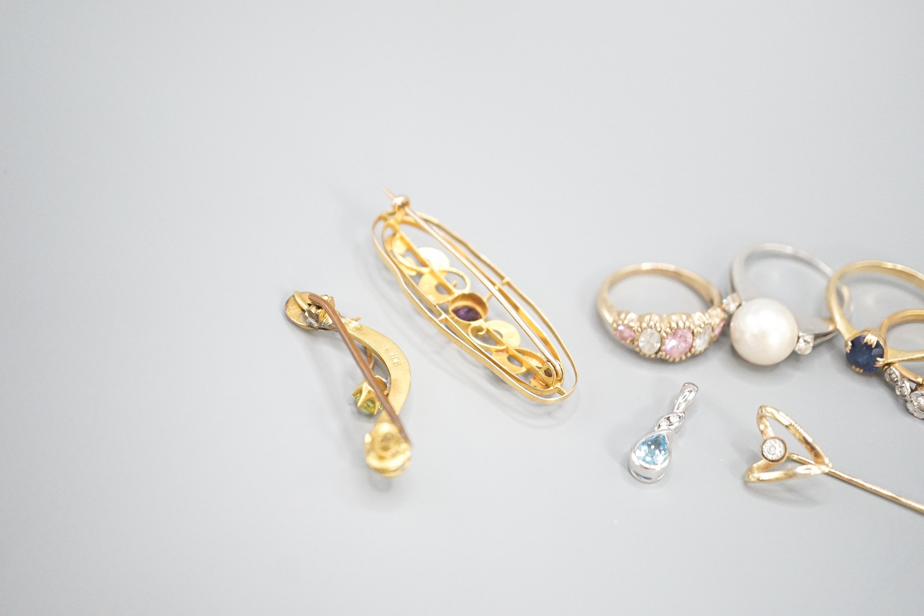 An 18ct and illusion set diamond ring, gross 2.4 grams, two 9ct gold and gem set rings, gross 4.8 grams, a yellow metal gem set ring and a white metal and cultured pearl ring (gross 6.4 grams) and four other items of jew